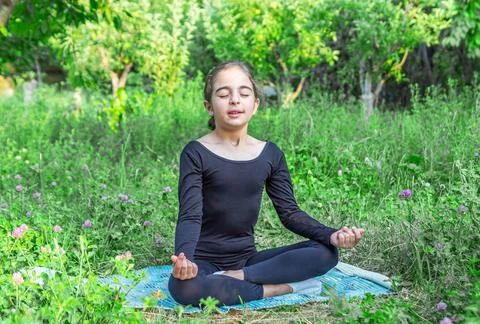 Pretty girl doing yoga exercises Фото
