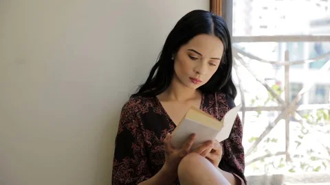 Pretty girl reading Stock Footage 76733866