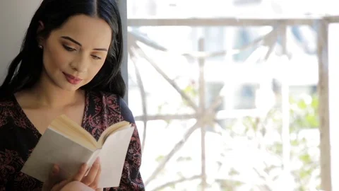 Pretty girl reading 스톡 동영상 76733920