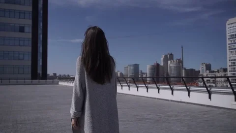 Pretty girl on rooftop Видео 75165085