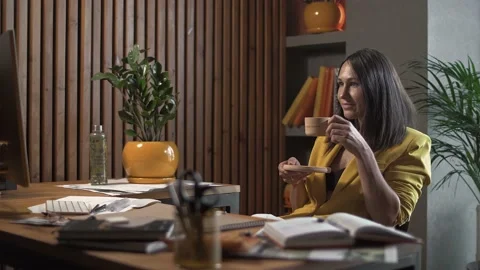 Pretty girl sits down to work in a modern high-tech office in the morning 動画素材 223101151