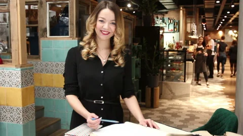 Pretty hostess greeting guests at reception 库存影片 85500611