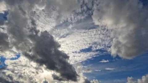 Pretty large white clouds in the blue sky bg - photo of nature Foto stock