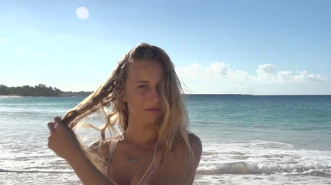 Pretty model in candid shot on the beach in Maui 動画素材 43964293