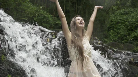 Pretty model in Hawaii playing in waterfall 스톡 동영상 37541468