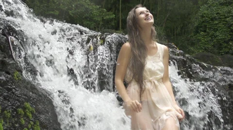 Pretty model in Hawaii - posing in waterfall 動画素材 37540780
