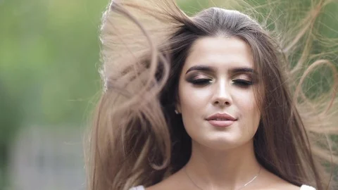 Pretty smiling brunette with make-up in the sunlight. Video stock 105925809