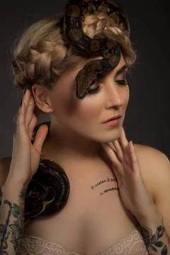 Pretty tattooed blonde with tiger python portrait Beautiful tattooed blond... Foto stock