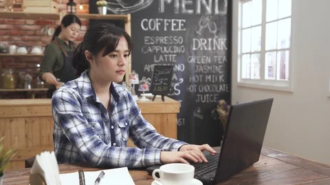 Pretty waitress taking order of female customer Video stock 112789524