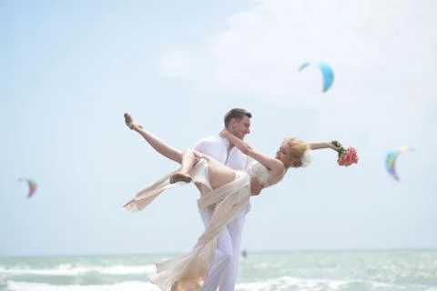 Pretty wedding pair on beach Fotos Stock