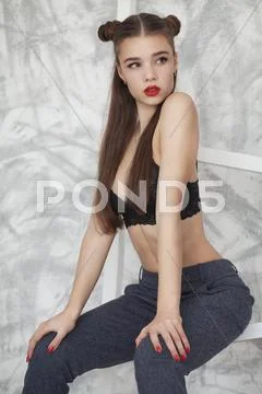 Pretty young brunette lady in a fashion pose Stock Photos