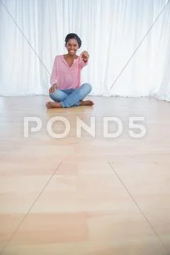 Pretty young woman showing her new house keys Stock-Fotos
