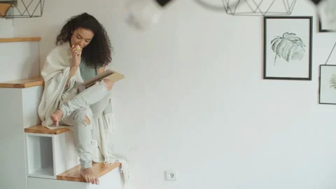Pretty young woman using digital tablet in cozy kitchen. Vidéo 100596465