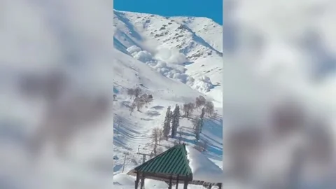 Preventative measure triggers minor avalanche leaves tourists shaken Vídeo Stock 297271735