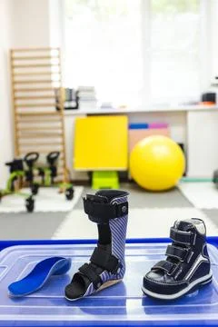 Preventive correction of child foot, using orthotics, orthopedic shoes and or Stockfoto's