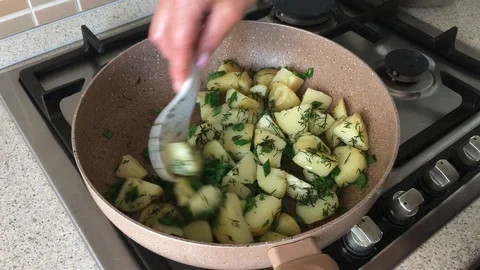 Previously boiled young potato fried on the pan with spring onions 스톡 동영상 124686020