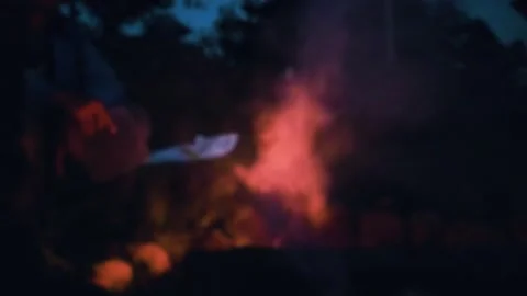 Pria menatap api unggun malam hari 2 - defocus 2 Stock Footage 230963295