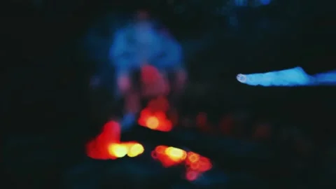 Pria menatap api unggun malam hari - defocus 2 Stock Footage 230963296