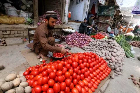 Prices of basic commodities increased in budget 2021-22 Pakistan, Peshawar - 08  Foto stock