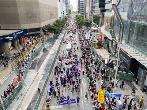 Pride Parade Crowd Marching on Yonge Street Toronto Stockfoto's