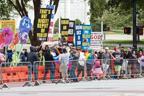 Pride parade spectators defiantly interact with right wing extremists Foto stock