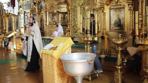 The priest conducts the rite of baptism. Vidéo 107522267