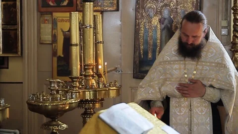 The priest lights a candle for prayer. Vidéo 107522459