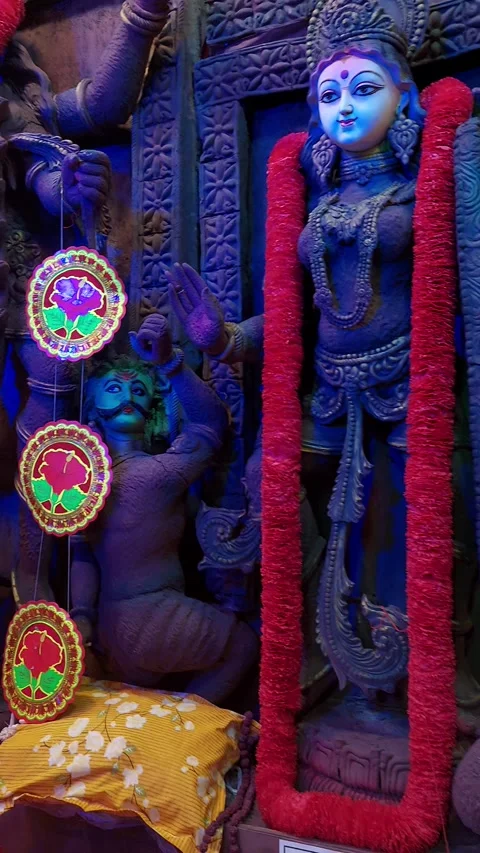A Priest preparing for kali puja at Calcutta Video stock 290230561
