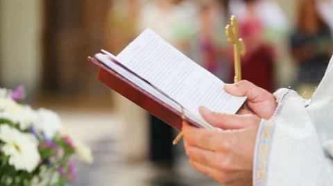 The priest reads the Bible 動画素材 68626839