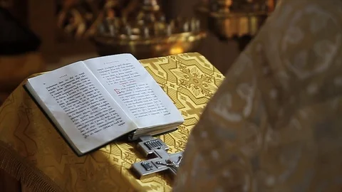 The priest says a prayer and is baptized. Vidéo 107522430