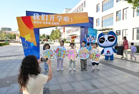 Primary school students start new campus life in Shijiazhuang Stock Photos