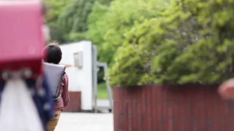 Primary school students who run by the school gate Vídeo Stock 159688225