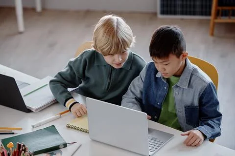 Primary School Students Working Together on Computer Foto stock