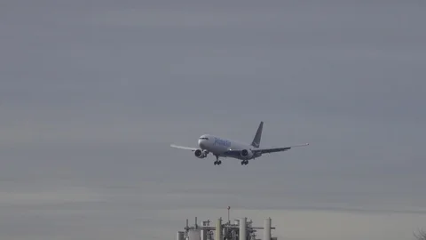 Prime Air that operates flights for the Amazon Corporation on final approach. Stockbeeldmateriaal 121691623