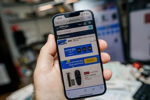 Prime Day Countdown on iPhone 14 Pro Stock-Fotos