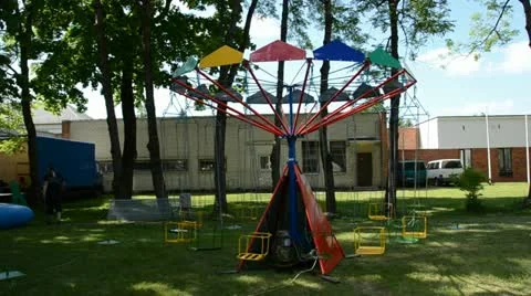 Primitive carousel in the urban square Video stock 11136535