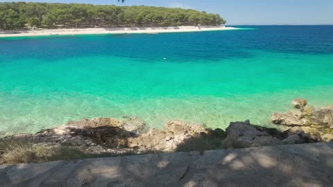 Primošten Coastal Path – Slow Upward Lift Over Turquoise Adriatic Vidéo 337012671