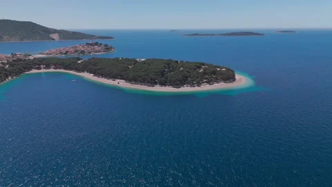 Primošten Peninsula Beach – Drone Approach Over Forest &amp; Turn Toward Town Vidéo 337012687