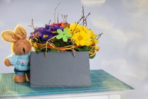 Primroses on a white stepladder as easter decoration Foto stock