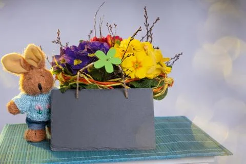 Primroses on a white stepladder as easter decoration Foto stock
