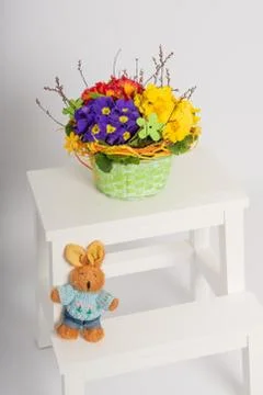 Primroses on a white stepladder as easter decoration Foto stock