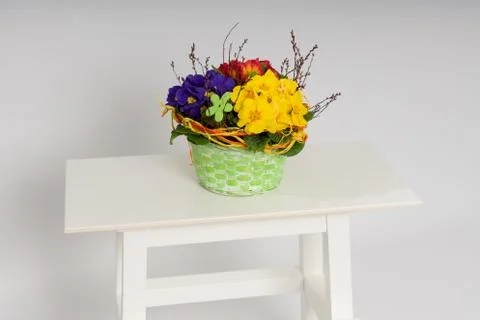 Primroses on a white stepladder as easter decoration Foto stock