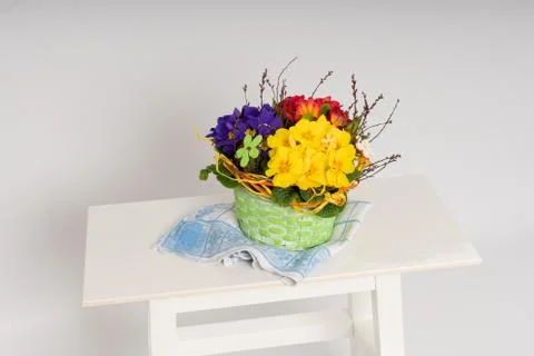 Primroses on a white stepladder as easter decoration Foto stock