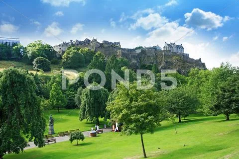 Princes street gardens and edinburgh castle, scotland Stock Photos