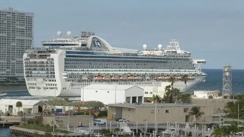 Princess cruise ship taking off from ft. lauderdale pier Stock Footage 87415912