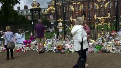 Princess Diana death 20th anniversary outside Kensington Palace, London, UK Stock Footage