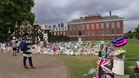 Princess Diana death 20th anniversary outside Kensington Palace, London, UK Stock Footage