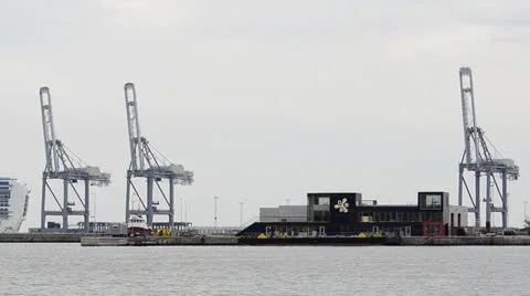 Princess Emerald arrives in harbor Vidéo 24362916