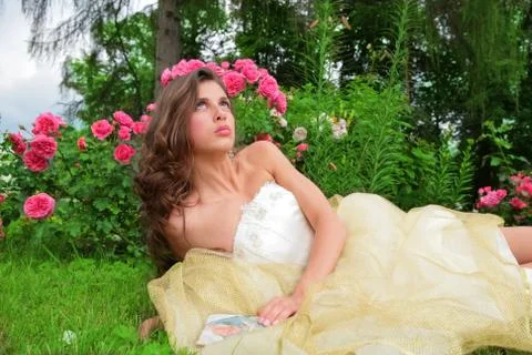 Princess lying under rosebushes Foto stock