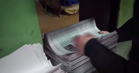 Printed newspapers ready for folding Stockbeeldmateriaal 79959546